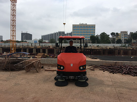 駕駛式掃地機有什么明顯優點嘛