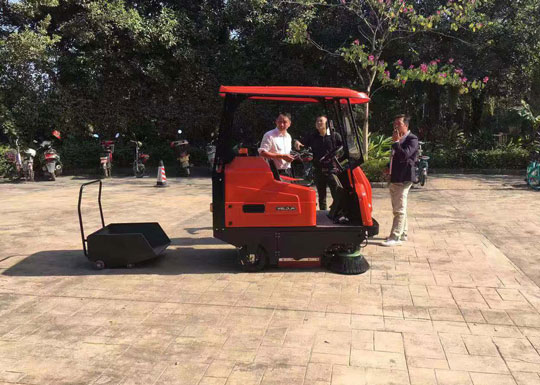 怎么提高全封閉式掃地機的質量