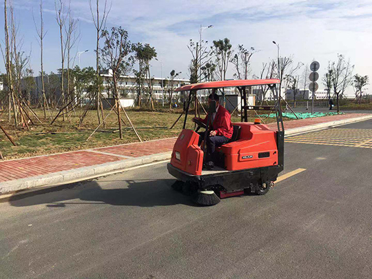 物業掃地車怎么使用
