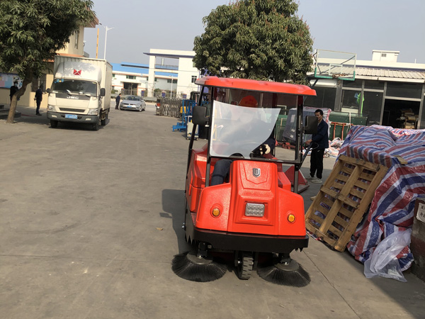 電動掃地機(jī)